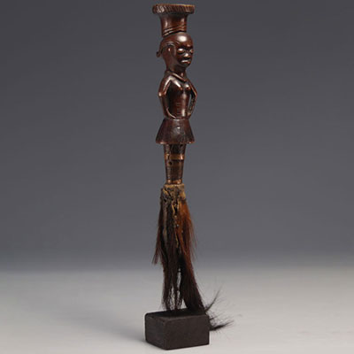 Chasse mouches Pende RDC, personnage sculpté