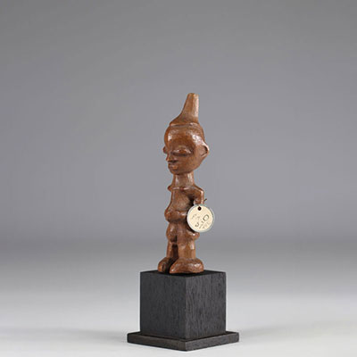 Petit statuette Bena Lulua. R.D. Congo. Fin 19eme/début 20eme siècle. Ex collection F. Olbrechts avec numéro de collection à l'encre derrière