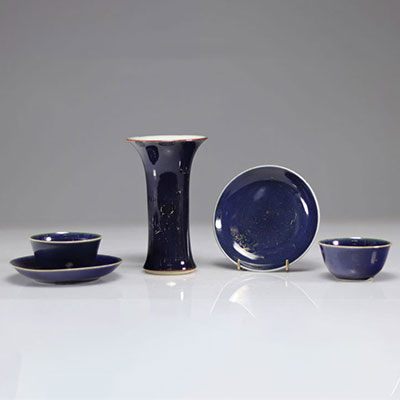 Bols et vase en porcelaine de chine poudrée bleu XVIIIème