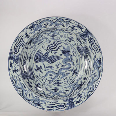 Grand plat blanc bleu à décor de dragons et phénix Wanli marque aux dragons sous la pièce