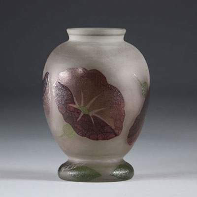Vase peint vers 1900 à décor de fleurs