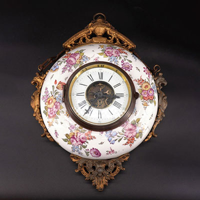 Wall clock in porcelain and gilded bronze