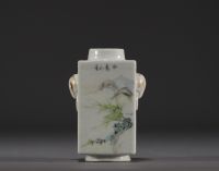 Chine - Vase quadrangulaire en porcelaine à décor d'un mage, paysage et calligraphie, Quanjicai