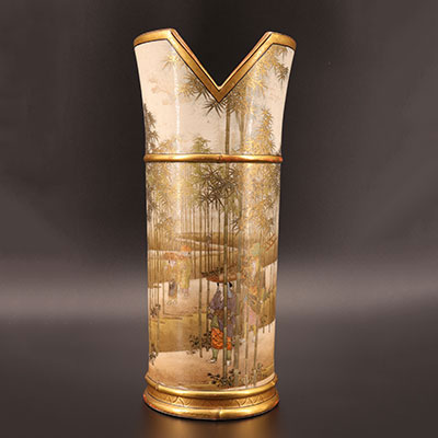 Japon - Exceptionnel vase rouleau  bambou en faïence de Satsuma, décor de personnages dans une bambouseraie.  19ème