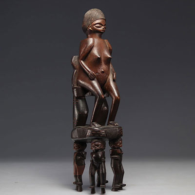 Sculpture coloniale Lwena, femme assise sur une chaise