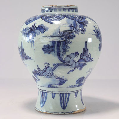 Vase potiche en Delft XVIIème décor aux chinois blanc bleu