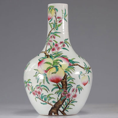 Vase en porcelaine à décor de pêches vers 1900