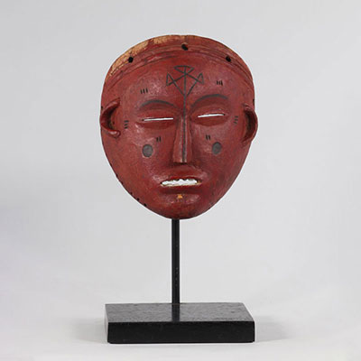 Masque teint en rouge Ovimbundu