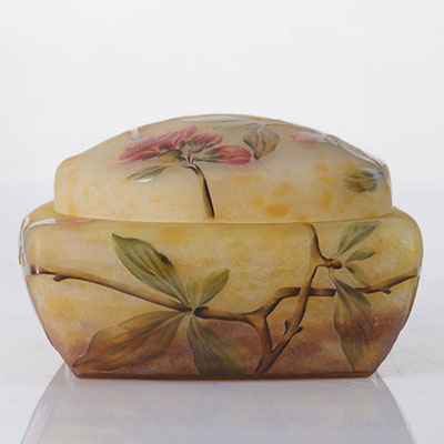 Daum Nancy covered box with flower decoration
