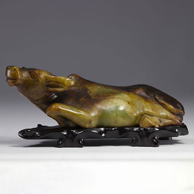 Sculpture d'un buffle en Jade sur socle en bois teinté noir.