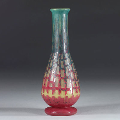 Le verre Français vase à décor géométrique première période
