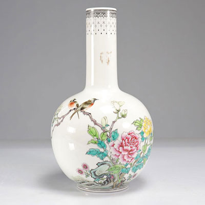 Vase en porcelaine décor d'oiseau république