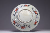 Japon - Grand plat en porcelaine du japon à décor de fleurs, XVIIIe siècle.