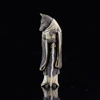 Japon netsuke en ivoire sculpté d'un renard habillé époque Meiji 