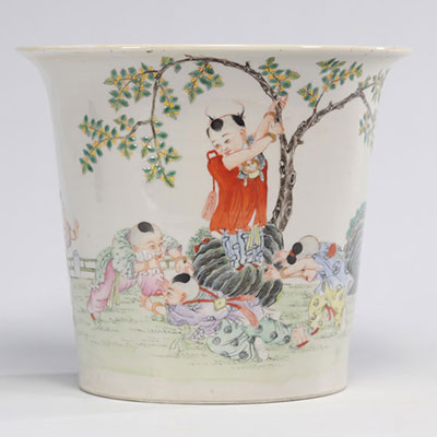 Vase en porcelaine famille rose à décor d'enfants de l'époque République Chinoise