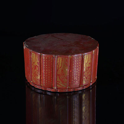 Chine boîte couverte en laque rouge décor décor de personnages et inscriptions 18/19ème