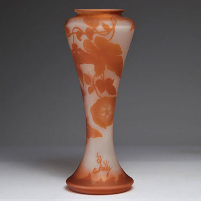 Emile Gallé grand vase à décor floral sur fond orangé