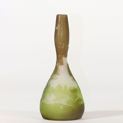 Emile Gallé vase dégagé à l'acide à décor d'un paysage l'lacustre