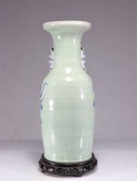 Grand vase en porcelaine céladon à décor de personnages XIXème