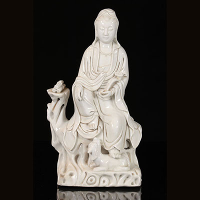 中国-观音雕像-中国白瓷背面有款