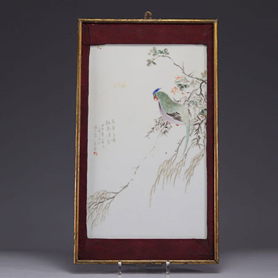 Plaque en porcelaine quanjicai à décor d'oiseau signature d'artiste vers 1900