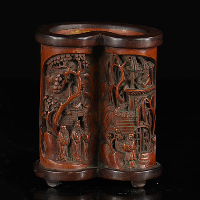 Porte-pinceaux en bois sculpté de personnages. CHINE. XXe siècle. 