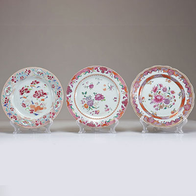 Chine - Ensemble de trois assiettes en porcelaines famille rose, époque XVIIIe siècle
