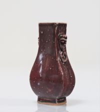Vase sang de bœuf orné de têtes époque Qing