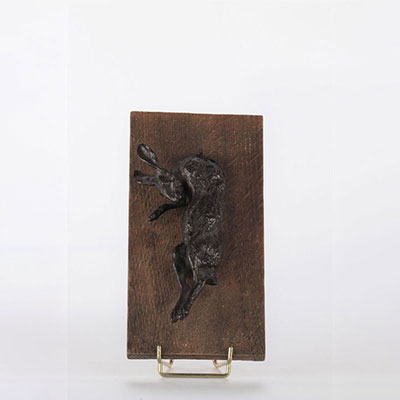Pierre-Jules MÈNE (1810-1870), d'après. Trophée au lièvre. Bronze à patine brune pendu à un panneau en bois. Estampille sur le panneau.