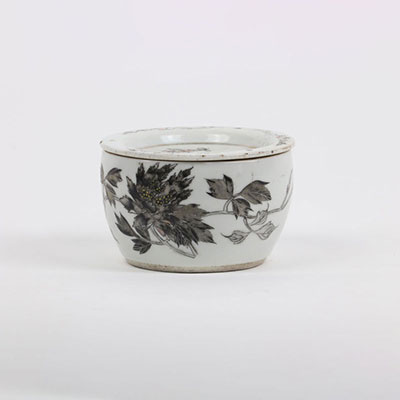 China, late 19th century, covered box decorated with crickets and vine flowers.