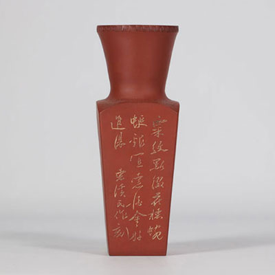 Vase carré en terre de Yixing (Chine) à décor de fleurs et poèmes signe de  DONG XI SHI du XIXe siècle