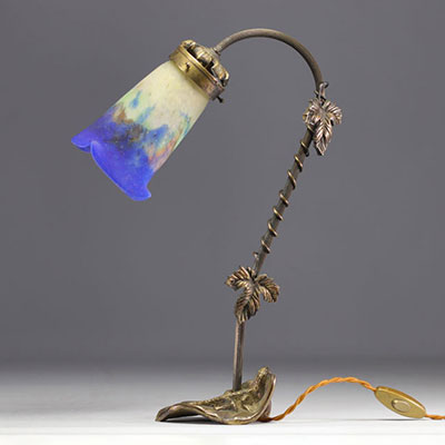 Muller tulip Art Nouveau lamp, bronze base decorated with vine leaves and a lizard.