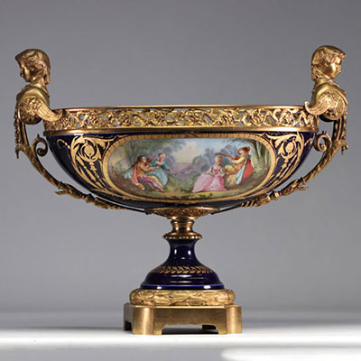 Sèvres imposing porcelain bowl mounted on bronze with romantic decoration from 19th century