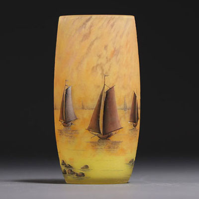 DAUM Nancy - Petit vase en verre nuancé et émaillé à décor de voiliers, signé sous la base.