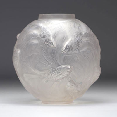 René LALIQUE (1860-1945) Vase Formose en verre soufflé moulé à décor de poissons