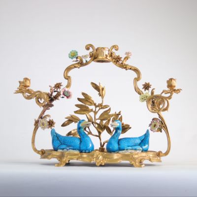 Milieu de table Louis XV en bronze doré et canards en porcelaine de chine