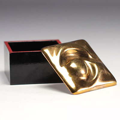 Monique GERBER (XXe siècle) Boîte couverte en bronze bois et laque noire.