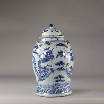Potiche couverte blanc bleu à décor de dragons époque Qing (cheveux et coups)