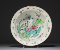 Chine - Paire de plats creux en porcelaine famille rose à décor de personnages, fleurs et chauve souris.