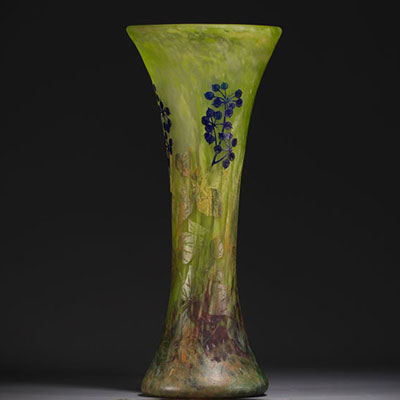 DAUM Nancy - Grand vase en verre multicouche à décor dégagé à l'acide de baies sur fond vert marmoréen, signé.