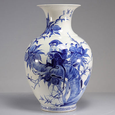 Imposing porcelain vase decorated with Japanese monkeys