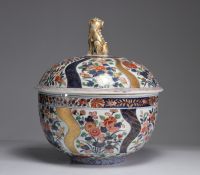 Japon - Imposant bol couvert en porcelaine du XVIIIe siècle.