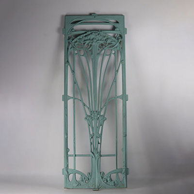 Hector GUIMARD Grille en fonte de fer décor linéaire floral stylisé et ajouré 20ème