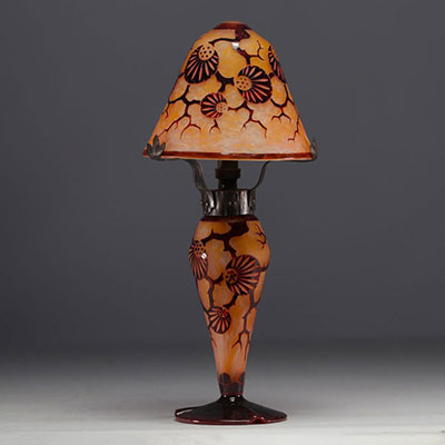 Le Verre Français - Lampe de table à motif d'arbres stylisés.