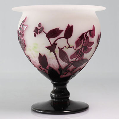 André DELATTE vase multicouche dégagé à l'acide à décor de fleurs