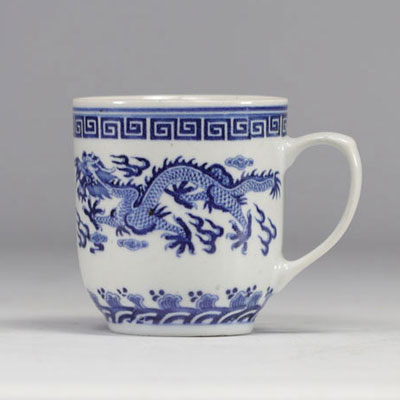 Chine - tasse en porcelaine à motif de dragons.