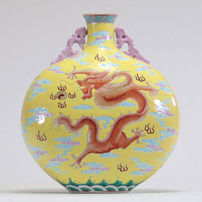 Famille rose porcelain gourd vase on a yellow background decorated with dragons, brand Qianlong