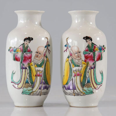 Paire de vases famille rose à décor de personnages d'époque république