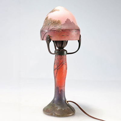 LEGRAS Lampe champignon en verre à décor dégagé à l’acide et émaillé de paysage et lac