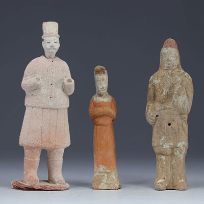 Chine - statues de personnages en terre cuite polychrome, d' époque Tang (618-907).